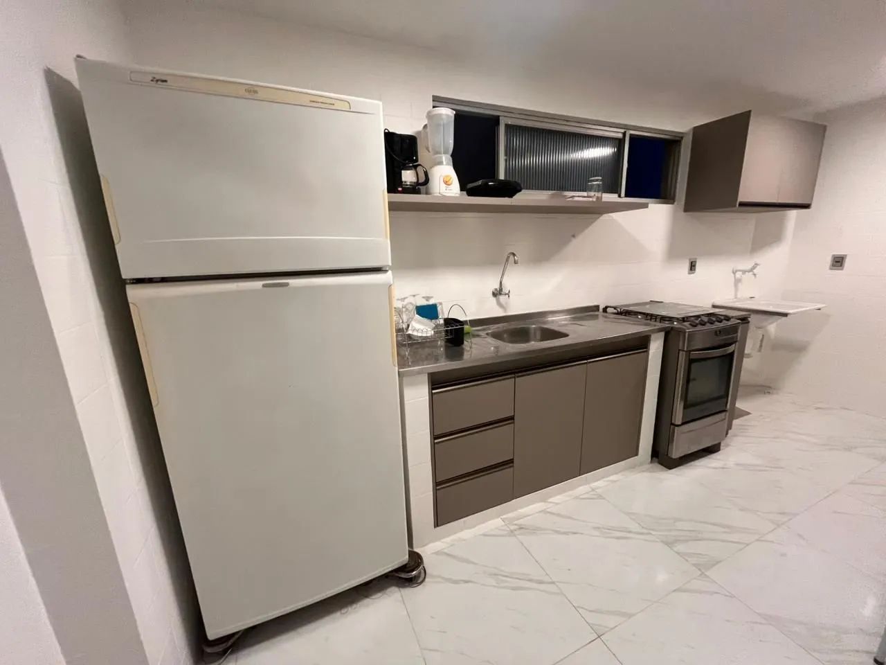 Apto 2 quartos recém reformado uma quadra da praia - Foto 3