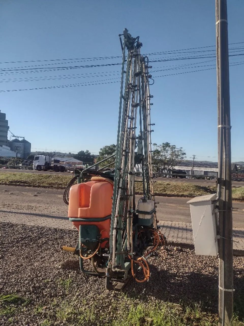 Pulverizador Agrícola 600 lts com 16 mts de barras - Foto 4