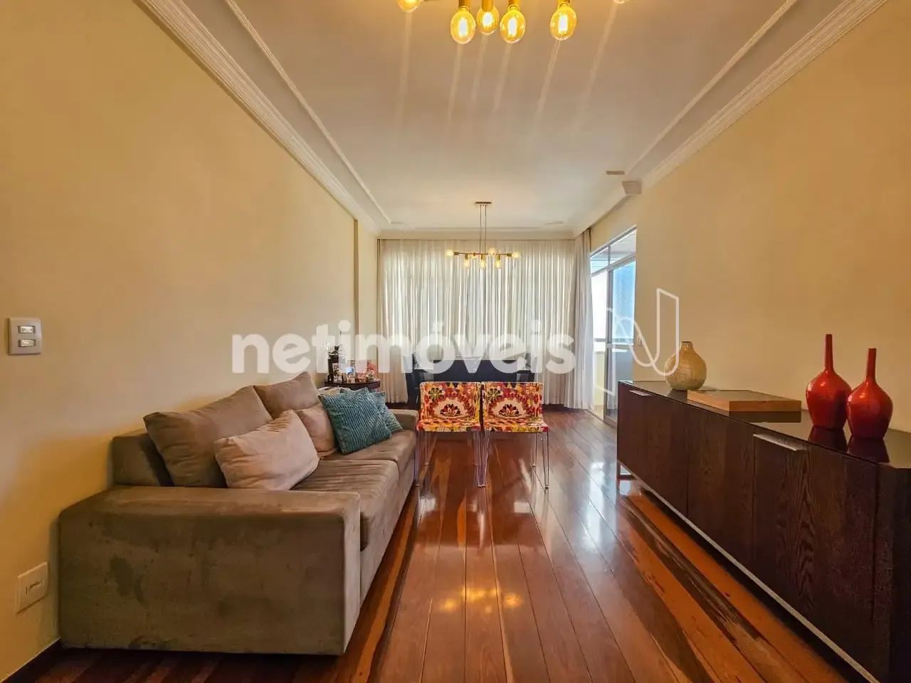 Apartamento de 03 quartos com suíte e varanda, em prédio individual com 02 vagas de garage