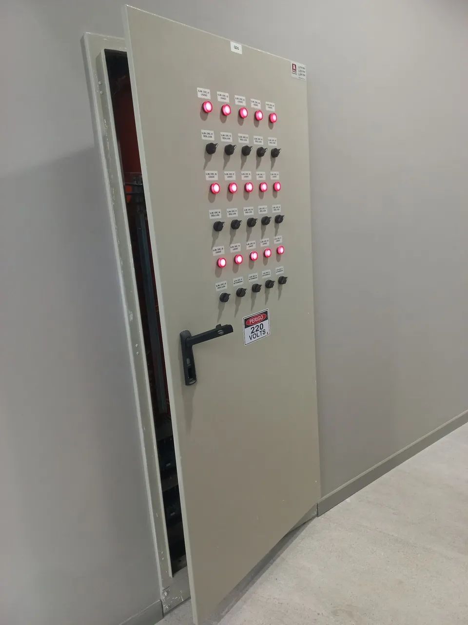 ELETRICISTA RESIDENCIAL, COMERCIAL E INDUSTRIAL