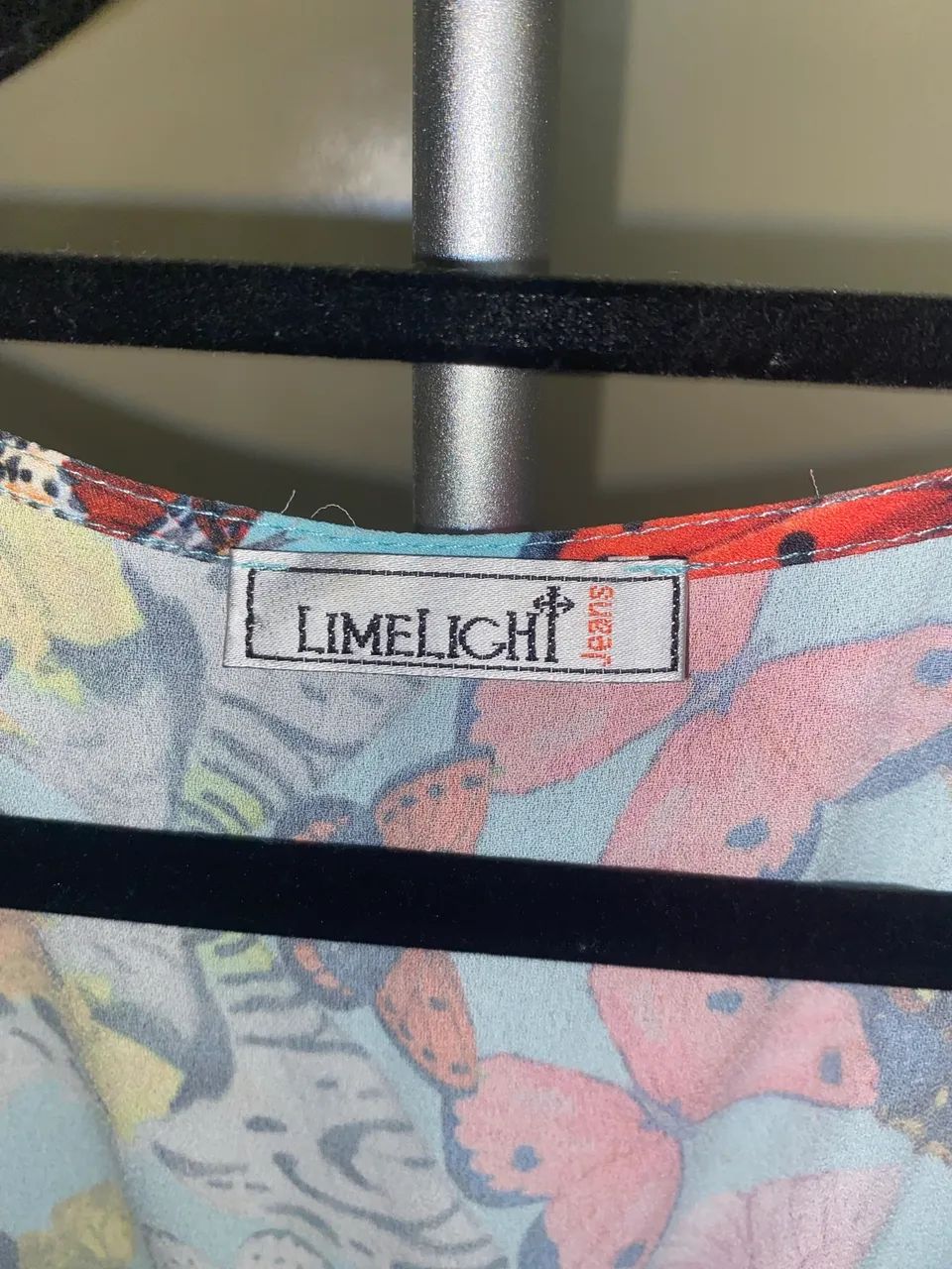 Blusa transpassada Limelight borboletas M - Foto 4