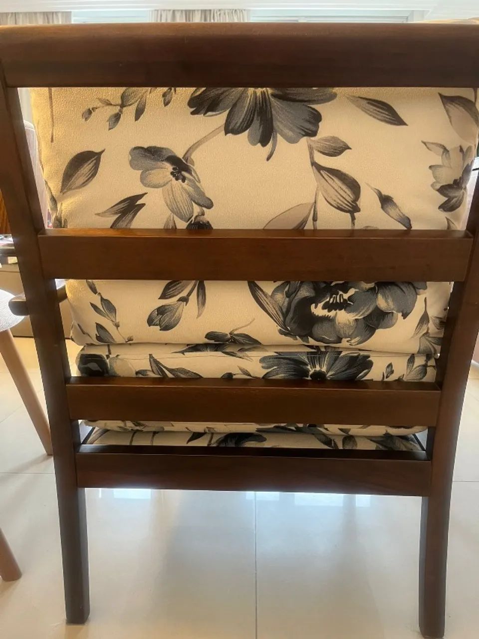 Poltrona de madeira estofada floral super confortável - Foto 4