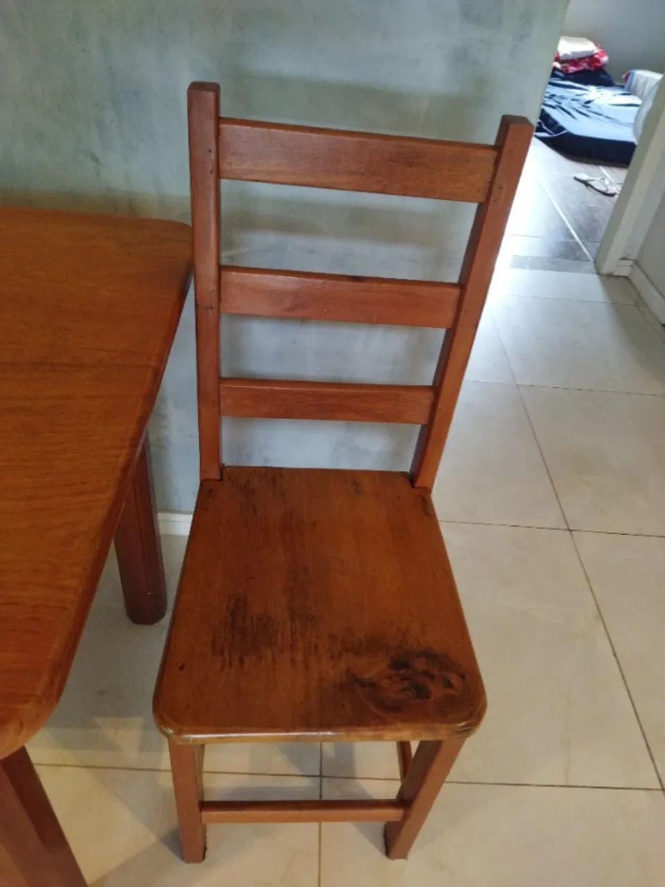 Mesa e cadeiras de madeira maciça - Foto 2