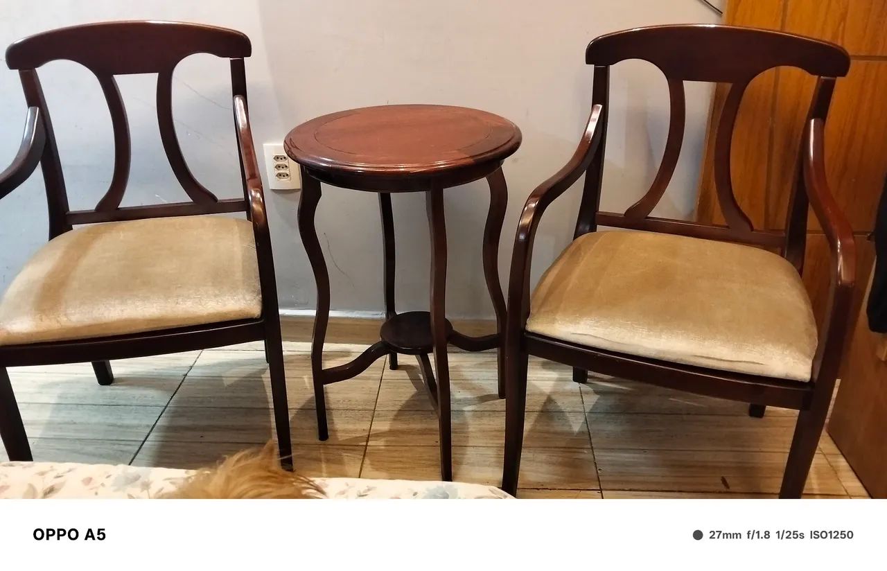 Vendo jogo de 2cadeira e mesa de canto madeira   - Foto 2
