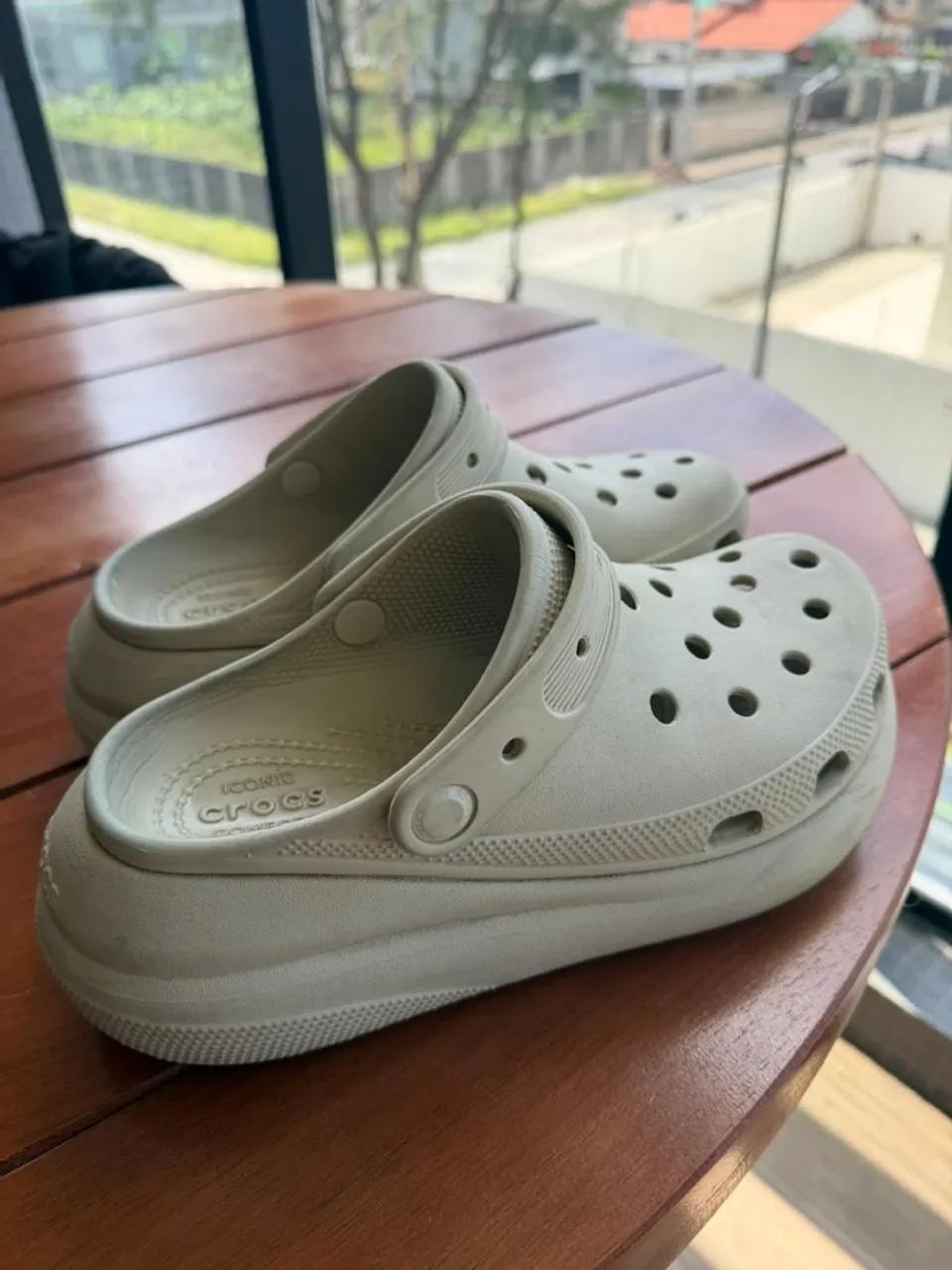 Crocs original plataforma bege