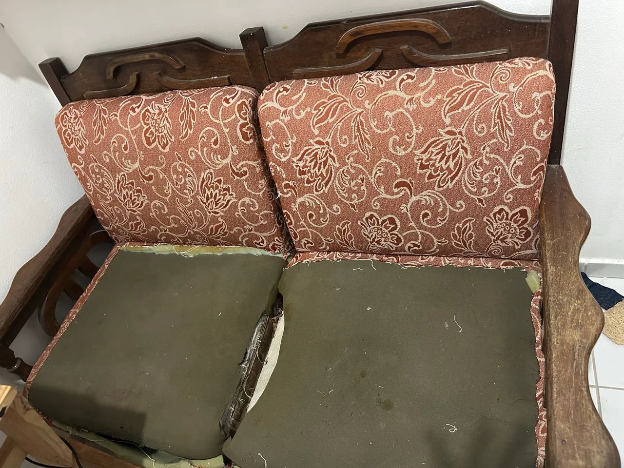 Vendo sofá de madeira  - Foto 2