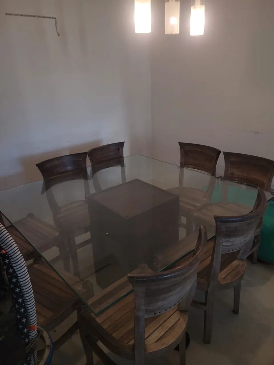 Mesa de vidro e madeira 