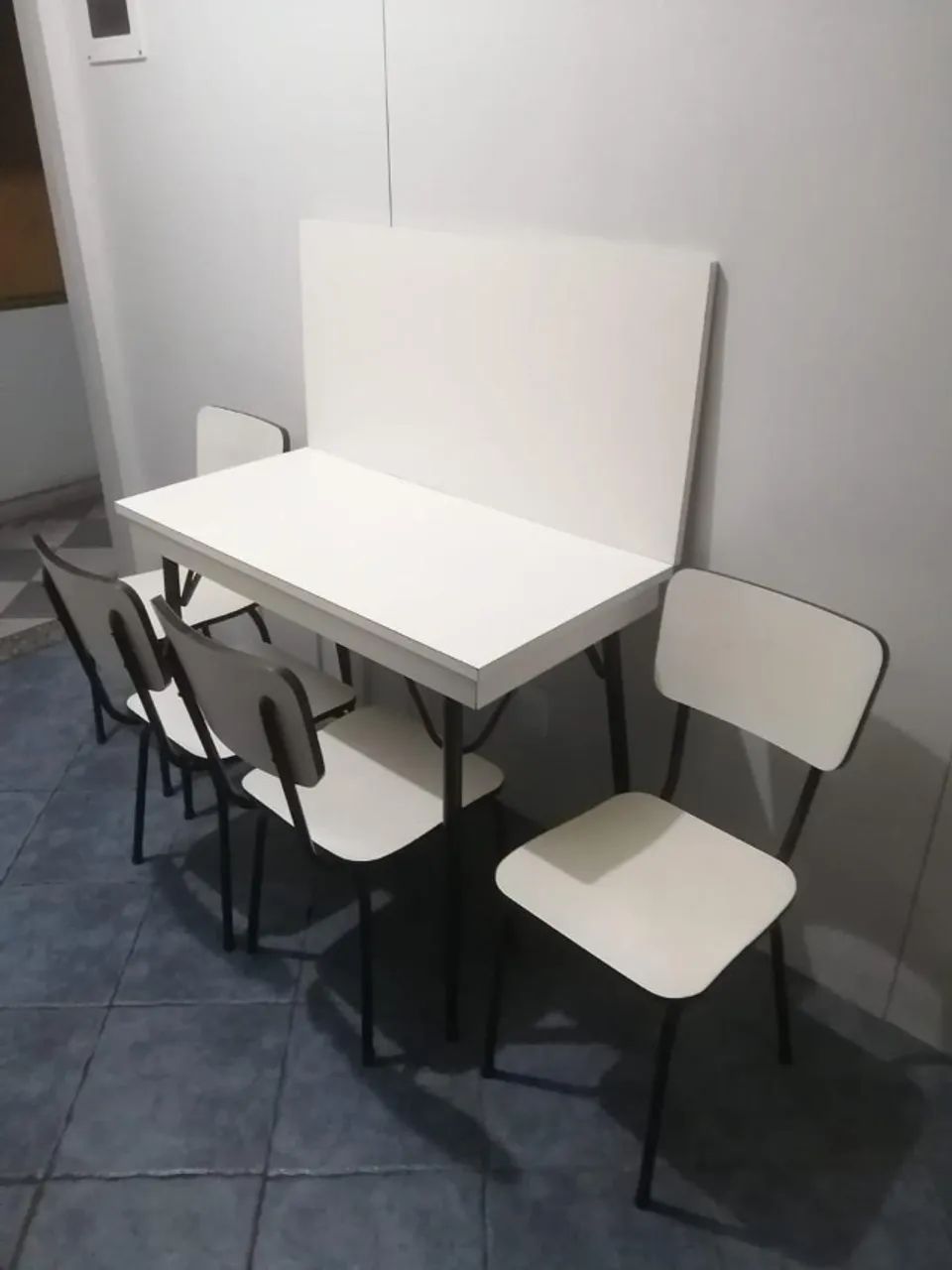 MESA DE FORMICA COM 4 CADEIRAS