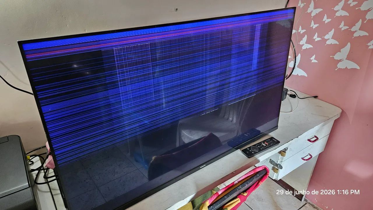 TV Philips de 43 polegadas apresenta danos graves no display - Foto 2