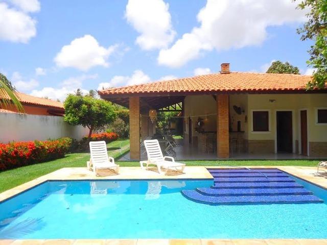 Casa plana em condomínio na Lagoa Redonda com 200m, 3 suítes e Piscina