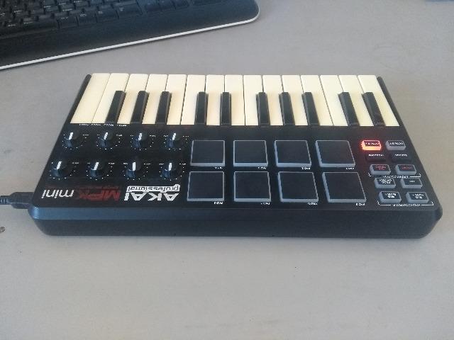 Teclado controlador Akai MPK Mini - 25 teclas - Foto 2