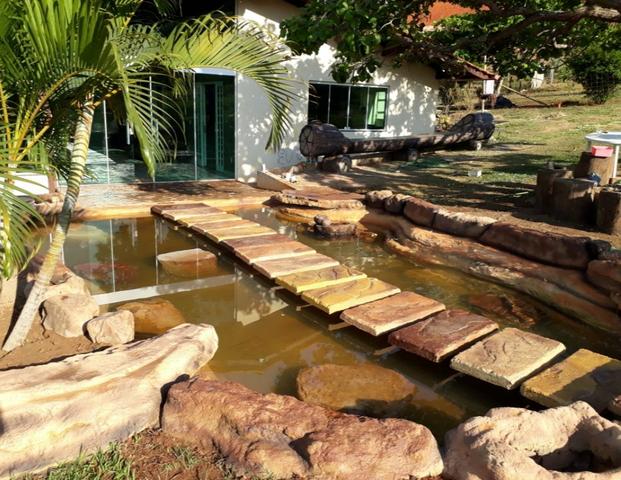 Lago para peixes com cascata