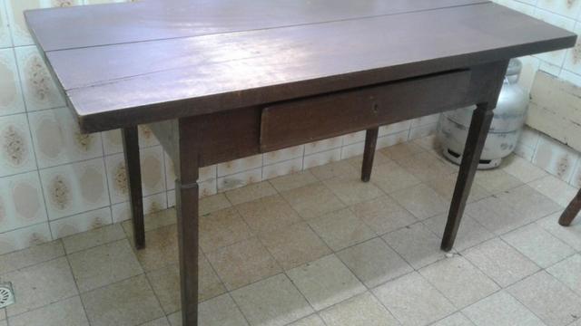 Mesa antiga com gaveta