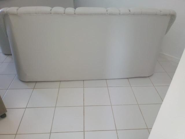 Vendo sofá 3 lugares em couro - Foto 4