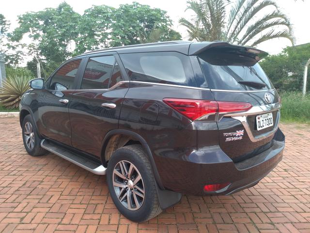 Hilux sw4 srx 2.8 tdi 4x4 diesel 7lg at 16-17 - Foto 4
