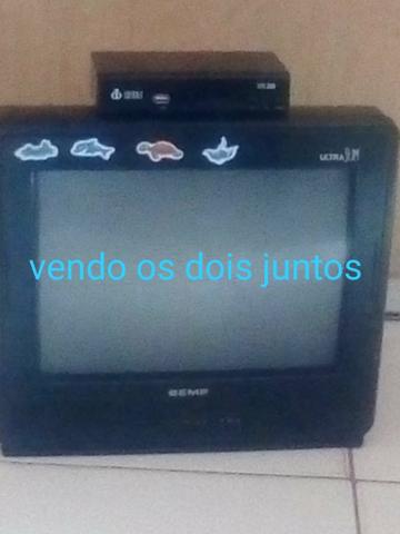 Uma tv de 14 polegadas com receptor