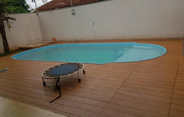 Linda Casa com Piscina Vila Palmira Próximo Colégio Militar - Foto 2