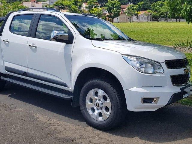 Vendo S10 novinha caminhonete conservada sem detalhes