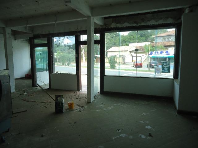 1.930 m2, com 2 Lojas, 1 Casa Grande, 1 Casa de caseiro, 2 Construções pequenas - Foto 5