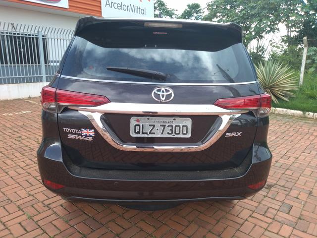 Hilux sw4 srx 2.8 tdi 4x4 diesel 7lg at 16-17 - Foto 3
