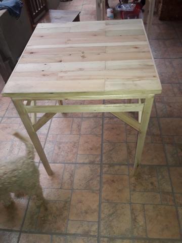 Vendo mesa pequena nova com dois banquinhos - Foto 2