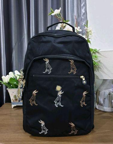 Mochila kipling clas seoul hellen lee bunny Preta com estampa em fios dourados