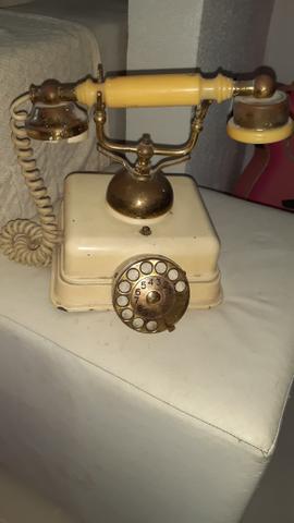 Telefone antigo não funciona falta um lado fone