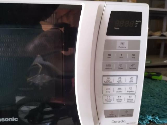 Microondas Panasonic de 18 litros semi novo - Foto 2