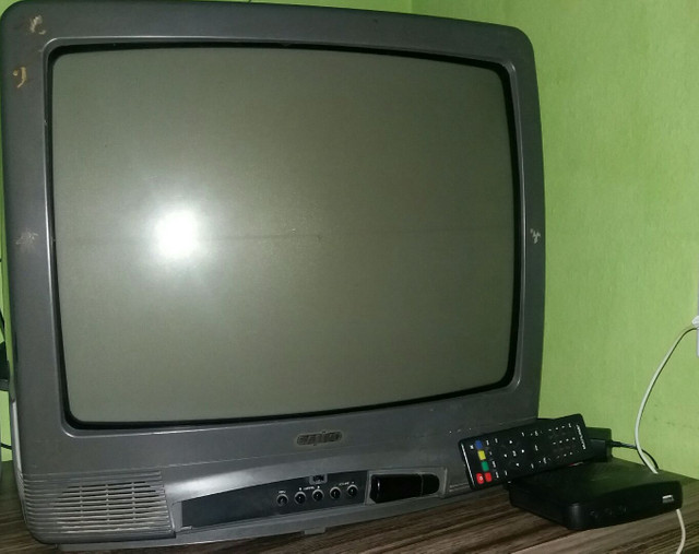 Televisão marca sanyo 20 polegadas com conversor.