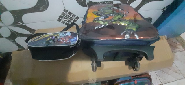  mochila dos TRANSFORMES de rodinhas+ LANCHEIRA - Foto 5
