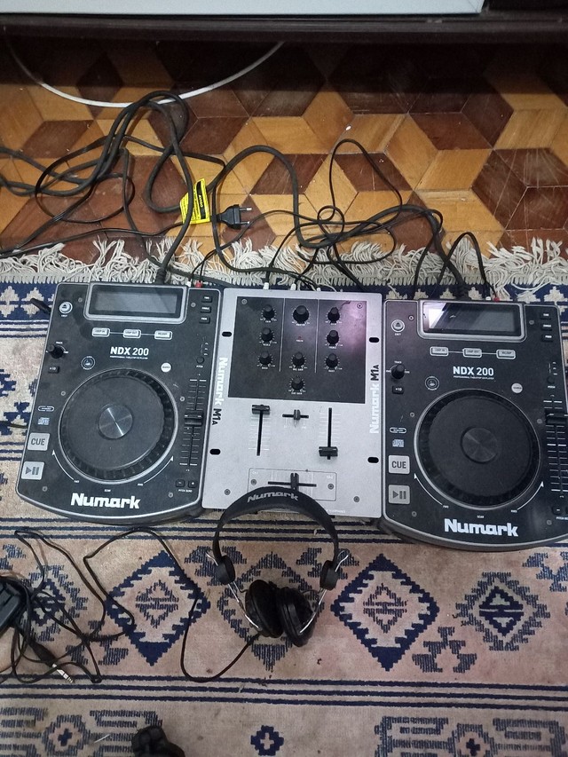 Som de DJ par de CDjotas mais mixer