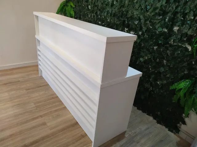 Balcão branco reto com ripado para atendimento - Foto 3