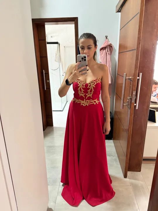 Vestido de Festa Vermelho com Detalhes Dourados - Foto 4