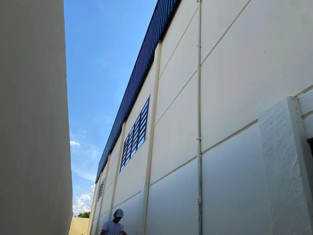 Aluga-se; Galpão comercial com 3 portas de enrolar - Foto 2