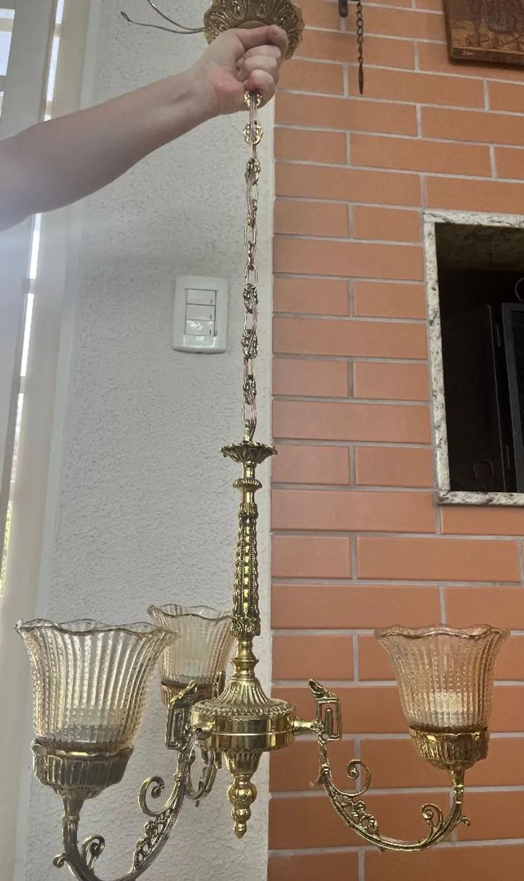 Lustre antigo em bronze maciço para três lâmpadas com tulipas âmbar