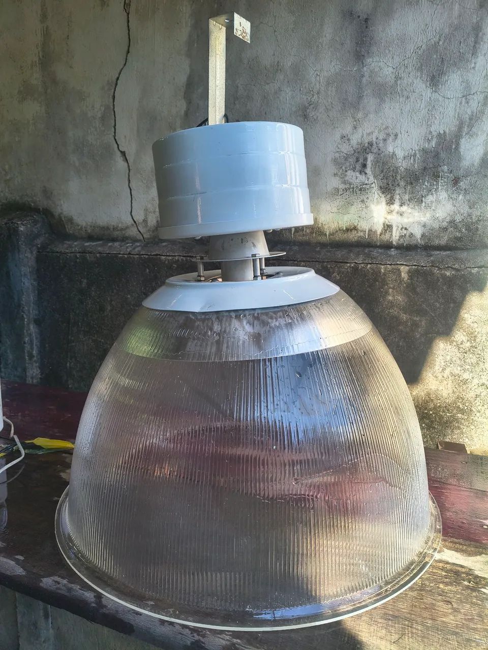 Luminária prismática, 22", conector E40, excelente estado 