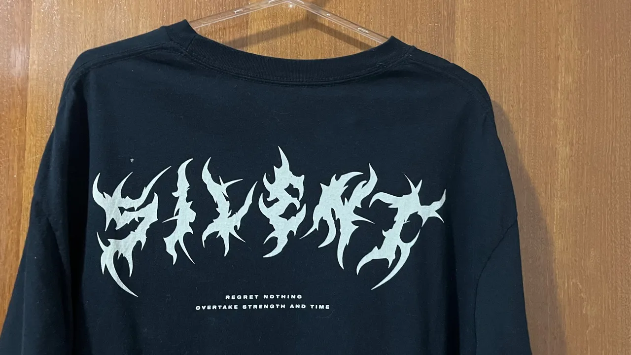 Camiseta oversized regret nothing