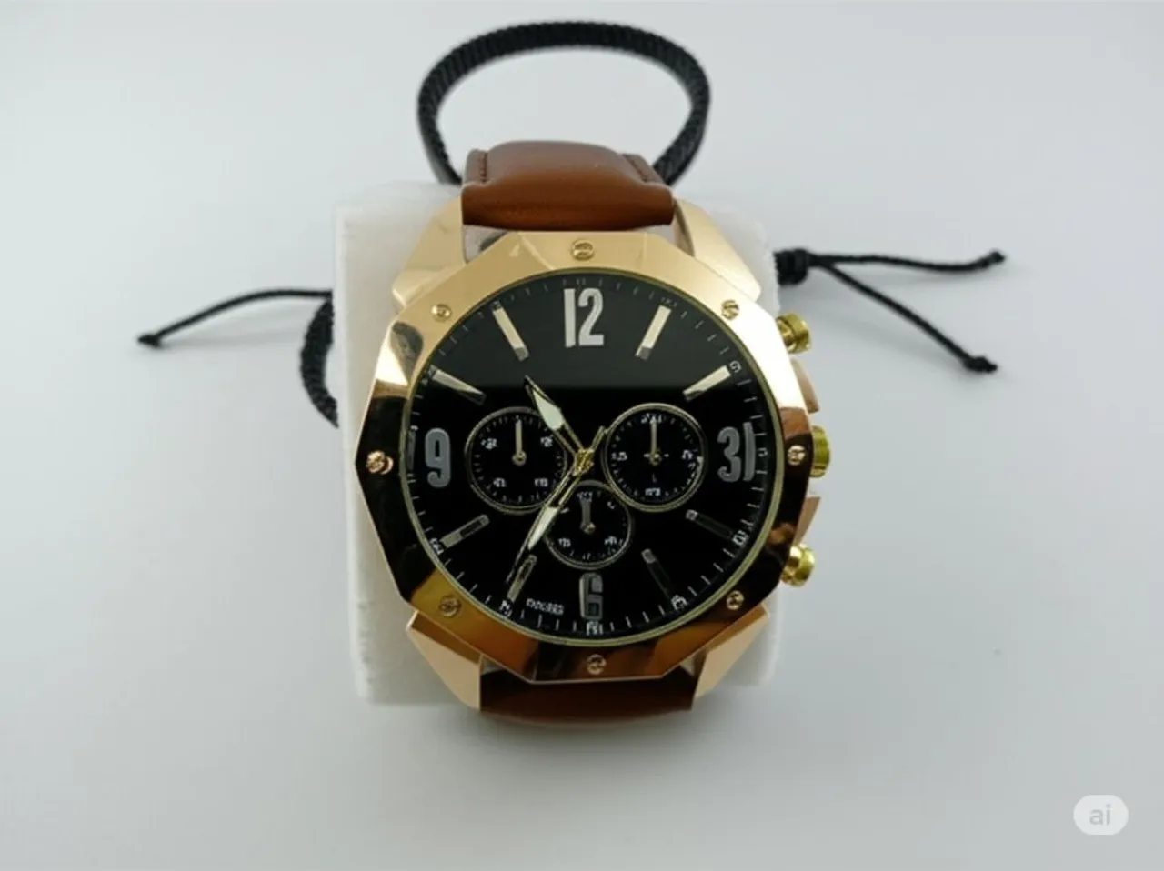 Relógio de pulso dourado. Acompanhado de uma pulseira