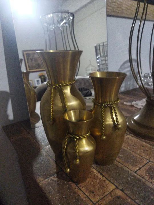 Jogo de Vasos Decorativos em Metal Dourado