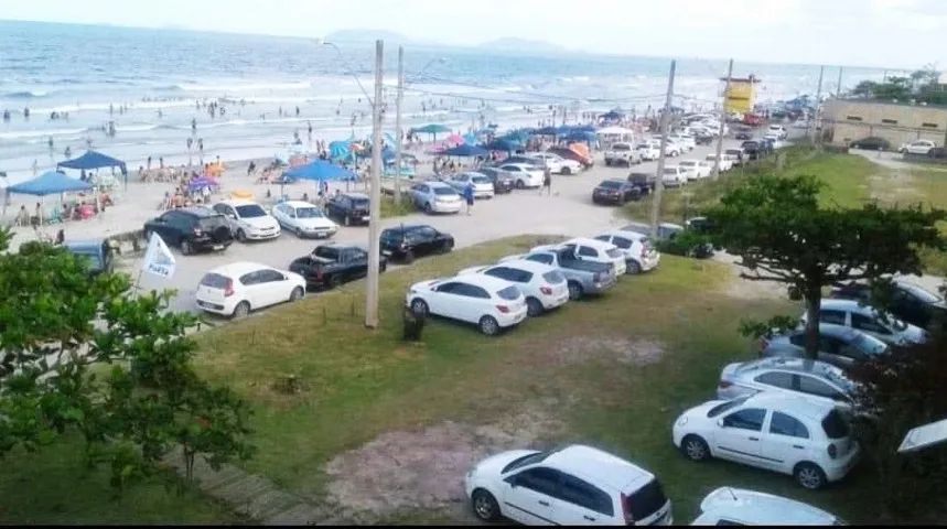 Meia quadra da praia, duas casas na mesma quadra,comporta 9 pessoas cada casa - Foto 2