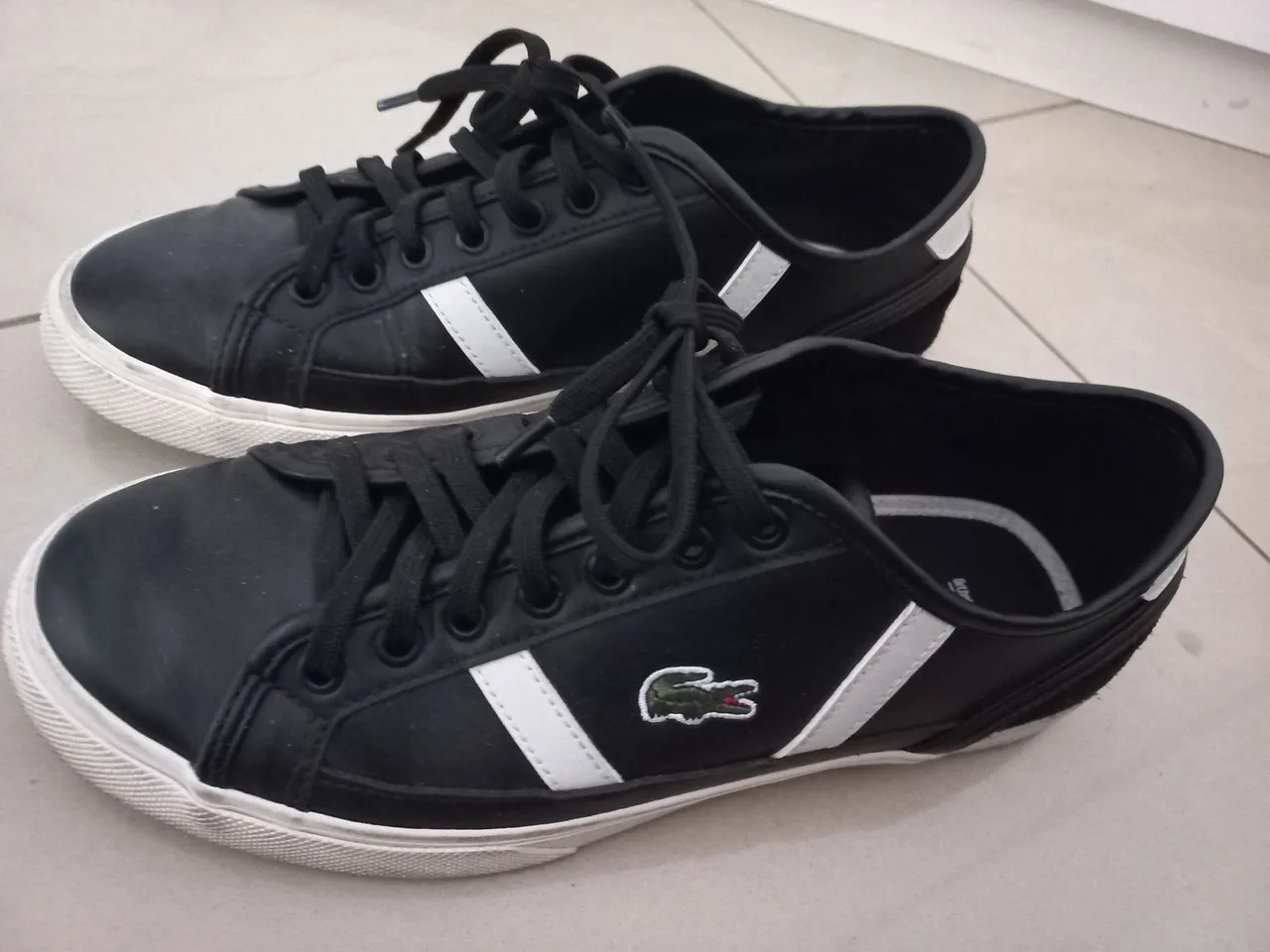Tênis Lacoste Preto com Detalhes Brancos