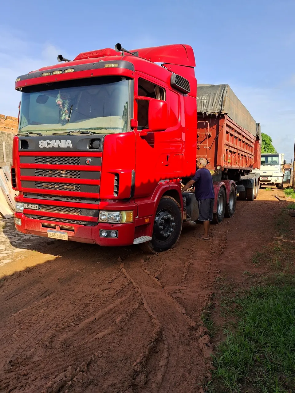 Conjunto: Scania R420 e Bi caçamba