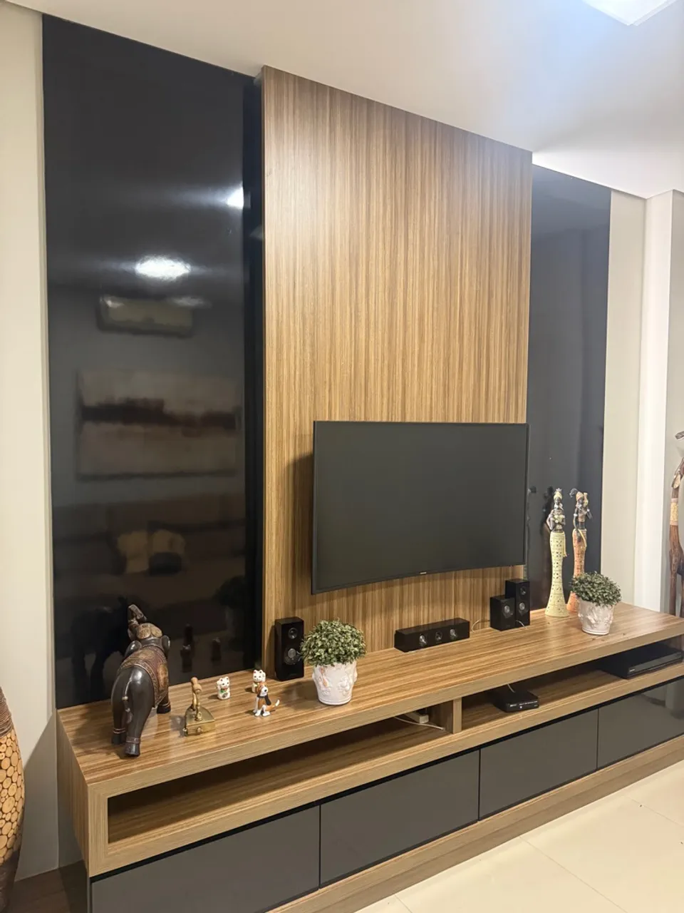 Painel de TV Moderno com Acabamento Elegante