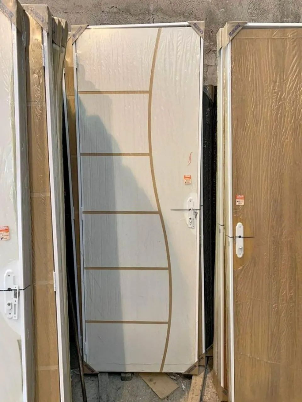 porta de madeira com caixonete em aço branquinho  - Foto 2