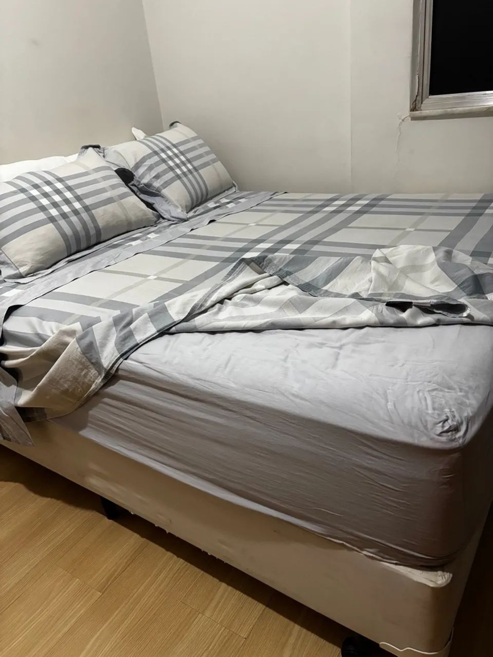 Cama Box Queen  em ótimo estado