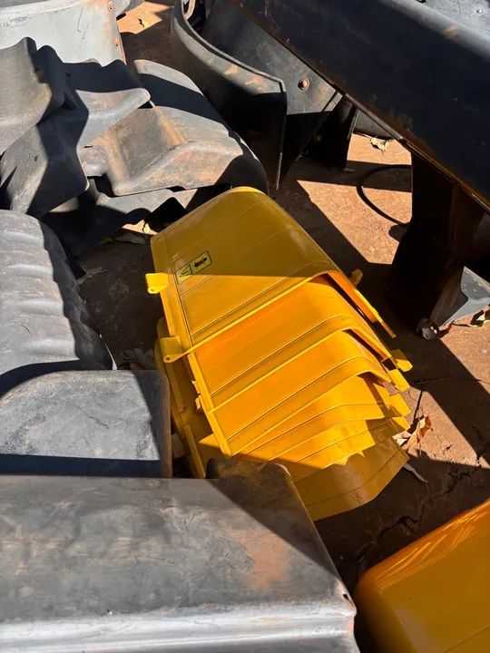 Vendo pára-lama originais de Pá carregadeiras e tratores (várias marcas)  - Foto 3