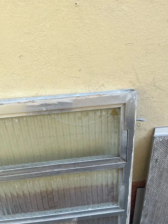 Janela de Alumínio com Vidro - Usada   Vitro basculante 100x100  - Foto 2