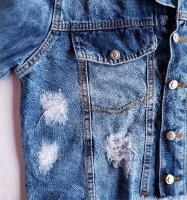 Jaqueta Jeans feminina Cropped Destroyed - Foto 4