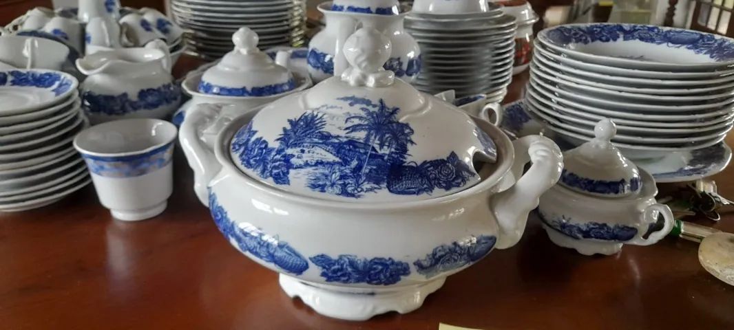 Vendo linda louça de porcelana