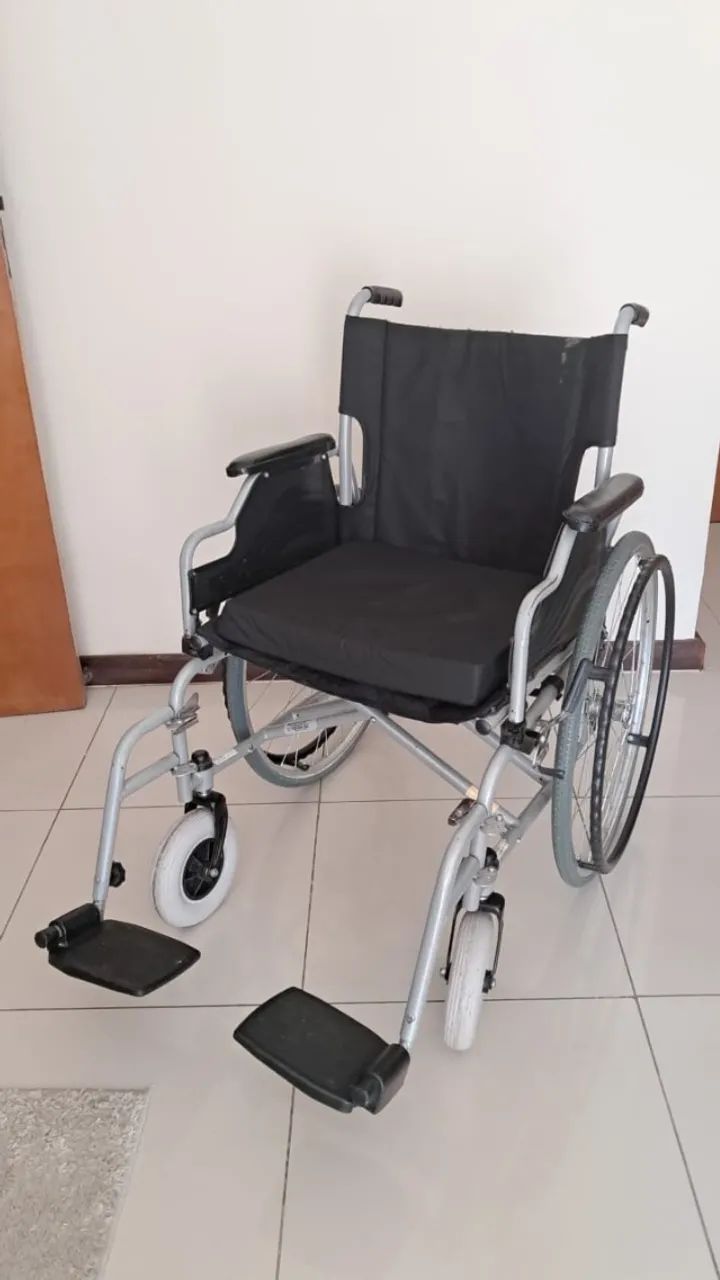 Cadeira de Rodas Dobrável + Almofada Ortopédica.